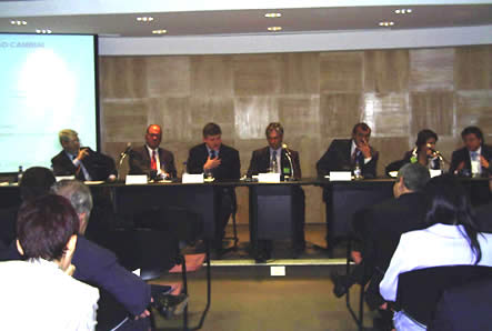 da esquerda para direita: Dr. Oswaldo Moraes, Demarest e Almeida Advogados, Dr. Eduardo Carvalho Tess Filho, Presidente da Comiss�o de Direito Internacional da OAB-SP, Antonio Carlos Rosset F., Presidente CCIBR-SP, Dr. Fernando de Magalh�es Furlan, Diretor do DECOM- MDIC, Grigori Goldchleger, Vice-Presidente da CCIBR-SP, Dra. Eleonora Sergeeva, Padva & Partners e Dr. Jos� Setti Diaz do Demarest e Almeida Advogados.